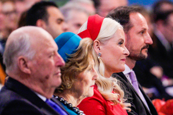 Kong Harald, Dronning Sonja, Kronprinsesse Mette-Marit og Kronprins Haakon under utdelingen av Nobels fredspris i Oslo rådhus. Foto: Javad Parsa / NTB